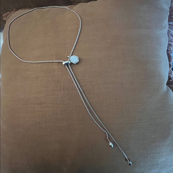 Metal adjustable bolo necklace with hexagonal pendant - Picture 4 of 6